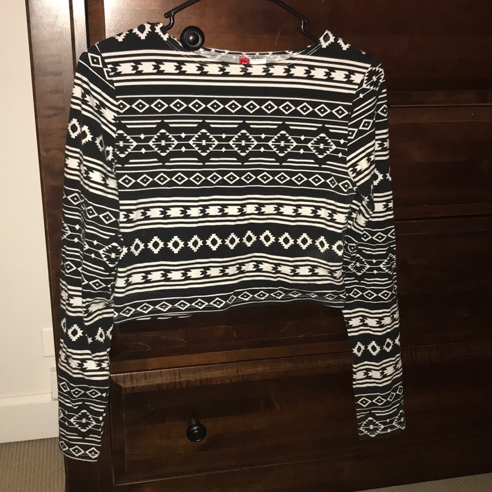 Long sleeve Aztec pattern black & white crop top